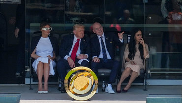 ФИФА подарила Трампу оригинальный трофей клубного ЧМ