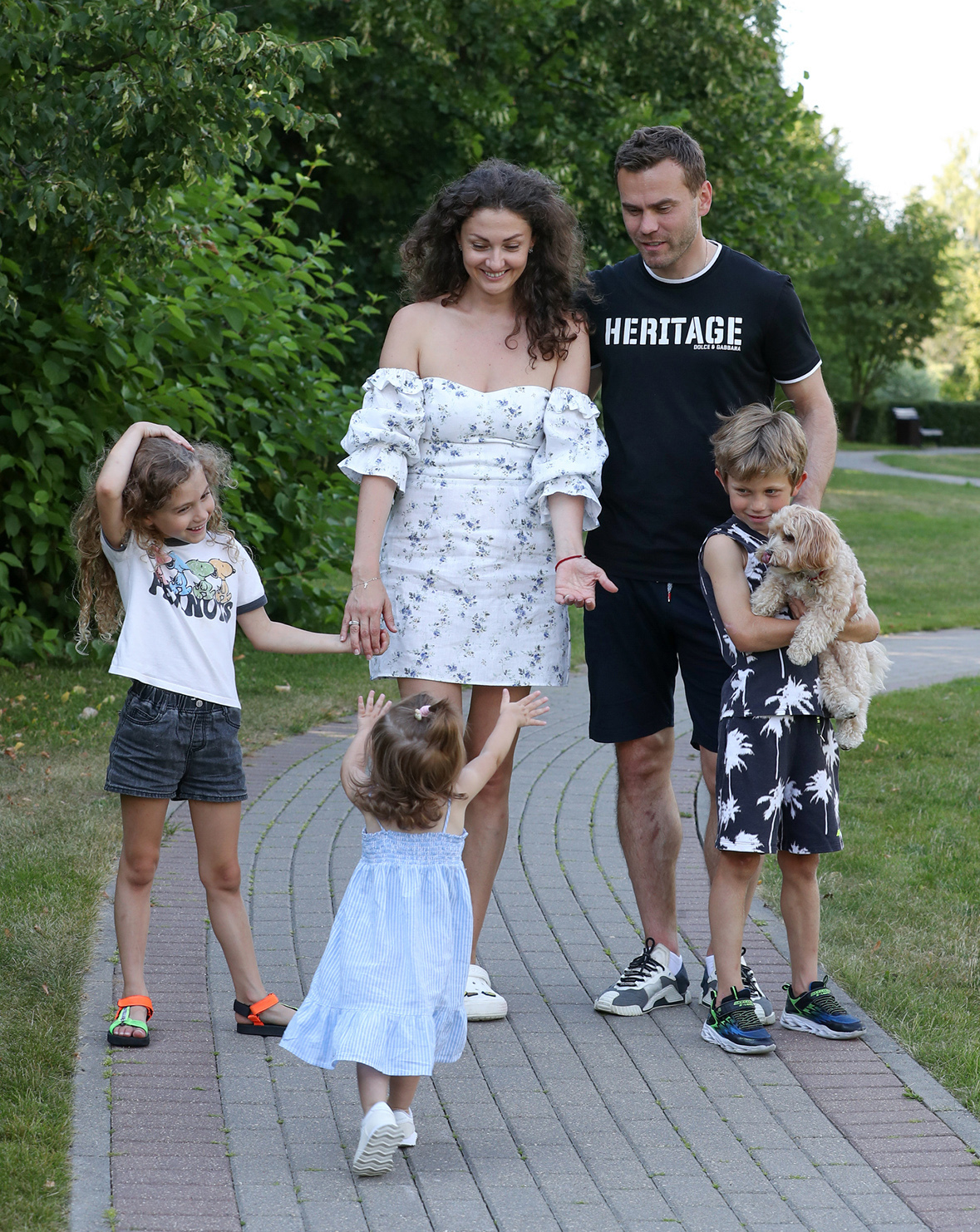 Игорь, Екатерина и их дети — Даниил, Ева (слева) и Агата.