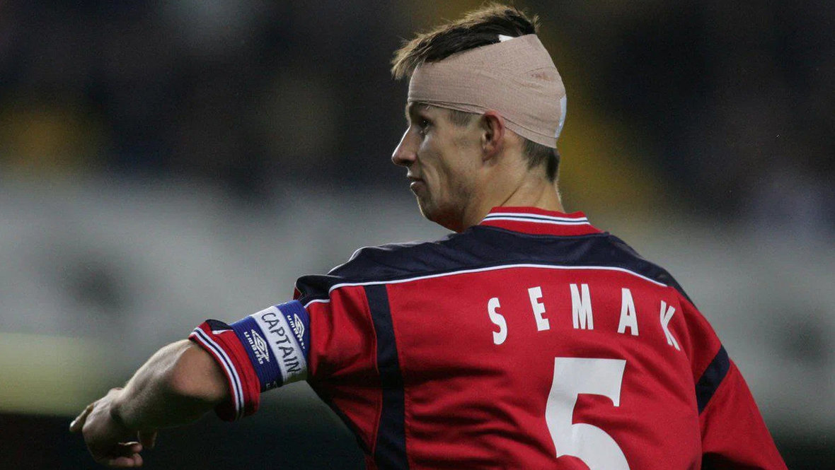 20 октября 2004 года. Лондон. Стадион «Стэмфорд Бридж». «Челси» — ЦСКА — 2:0. Капитан армейцев Сергей Семак покидает поле из-за травмы, капитанская повязка будет вот-вот доверена юному голкиперу Игорю Акинфееву.