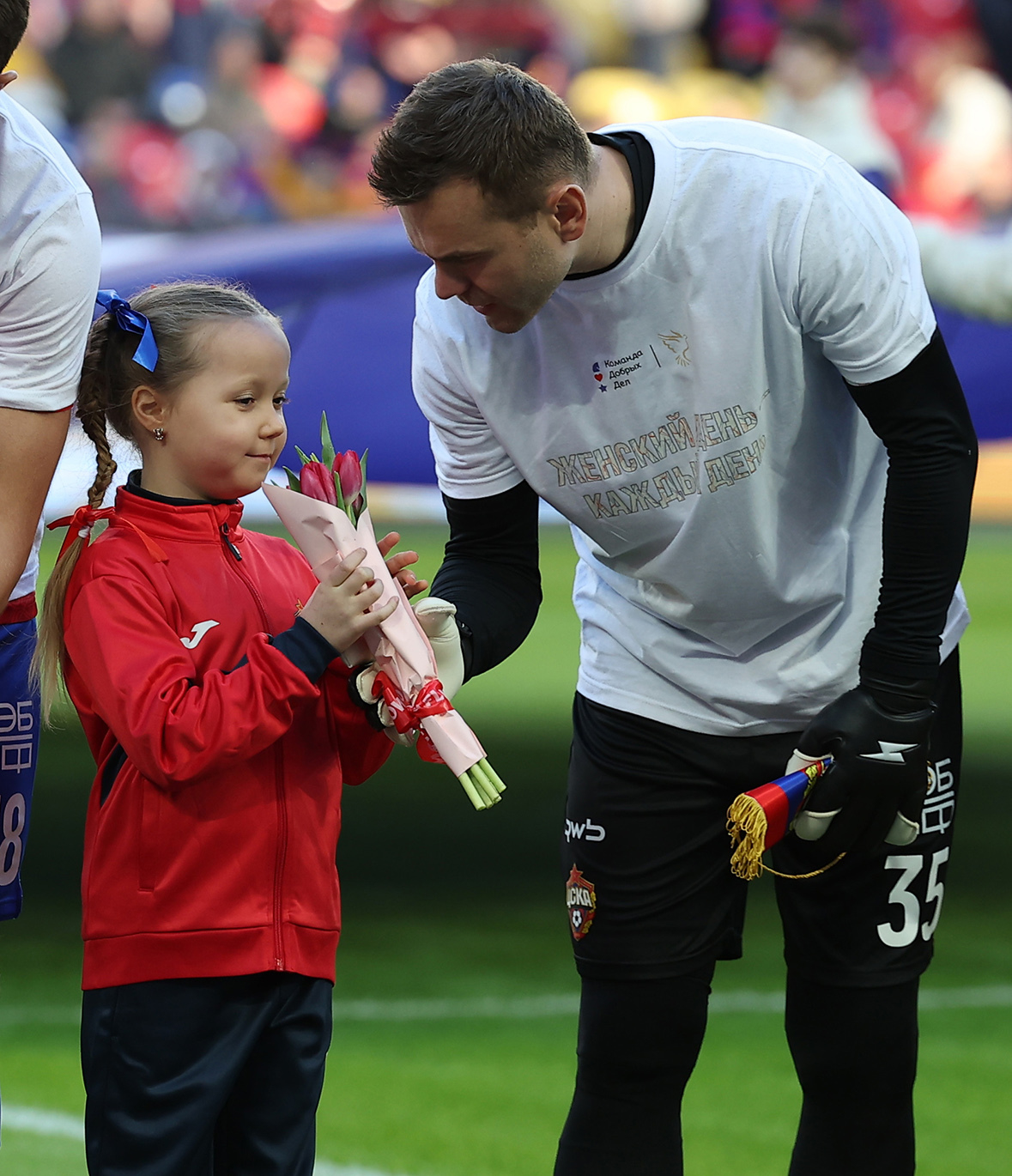 8 марта 2025 года. «ВЭБ Арена». ЦСКА — «Химки» — 1:0. Игорь Акинфеев вручает букет юной болельщице.