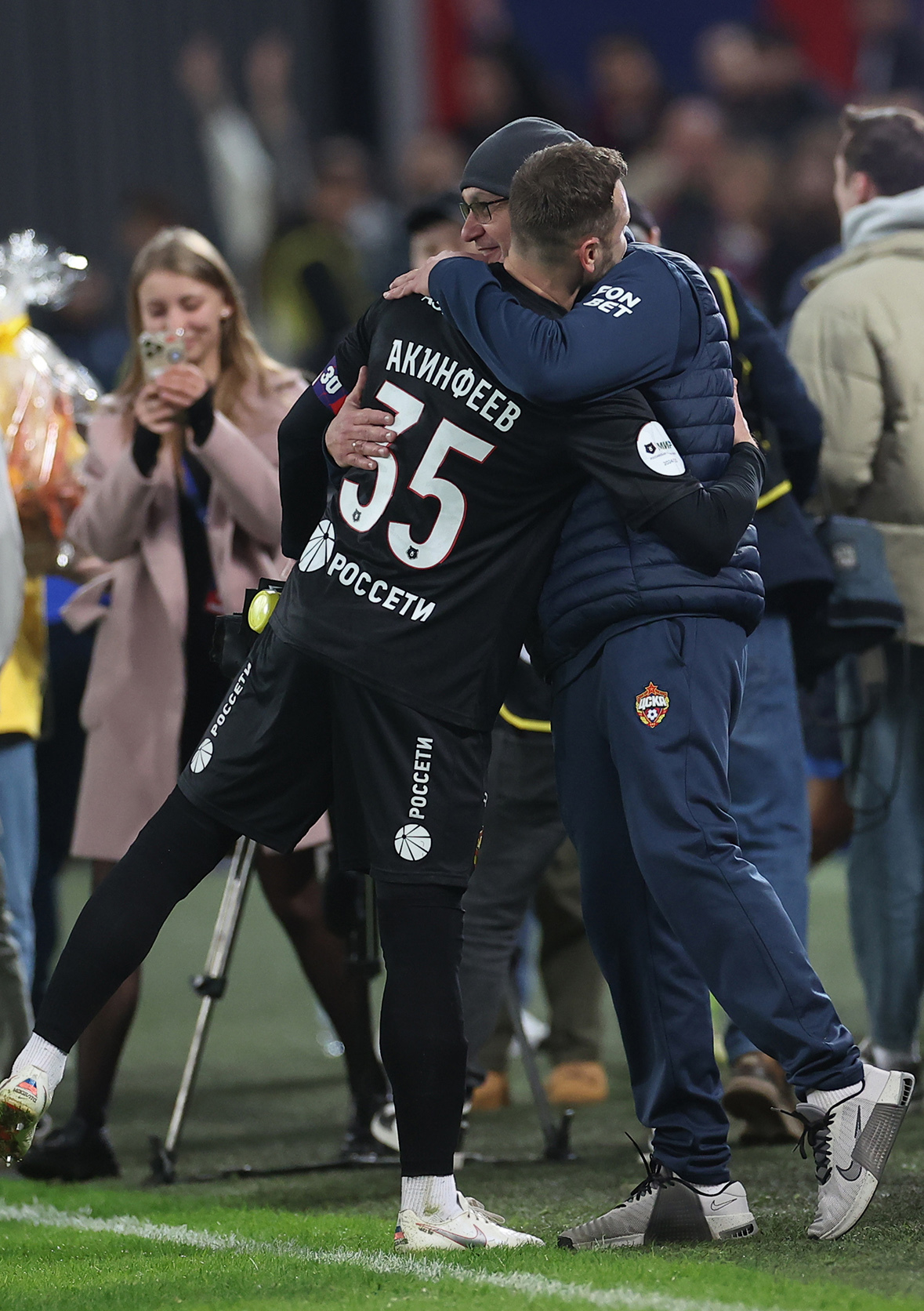 29 марта 2025 года. «ВЭБ Арена». ЦСКА — «Динамо» Мх. Игорь Акинфеев и тренер вратарей Дмитрий Крамаренко.