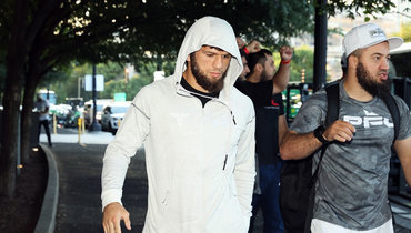 Тимур Хизриев (в центре).