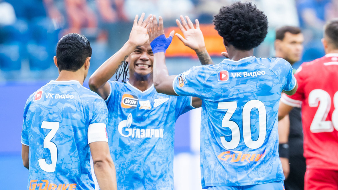 Дуглас Сантос, Вильмар Барриос и Матео Кассьерра. Футболисты «Зенита» Дуглас Сантос, Вильмар Барриос и Матео Кассьерра