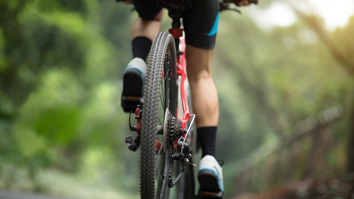 Велогонки в Туле летом-2025. Велосипедист участвует в веломарафоне.