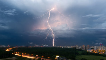 Как вести себя во время грозы: на улице, в доме, у воды и в горах.