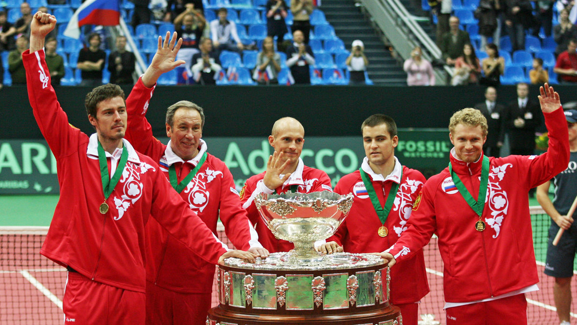 Марат Сафин, Шамиль Тарпищев, Николай Давыденко, Михаил Южный и Дмитрий Турсунов. Марат Сафин, Шамиль Тарпищев, Николай Давыденко, Михаил Южный и Дмитрий Турсунов празднуют победу в Кубке Дэвиса-2006