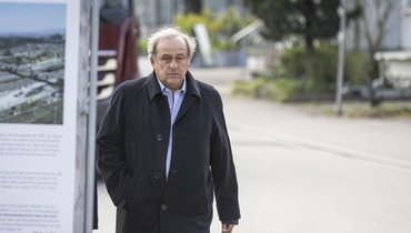 У экс-главы УЕФА Платини украли из его резиденции около 20 медалей и кубков