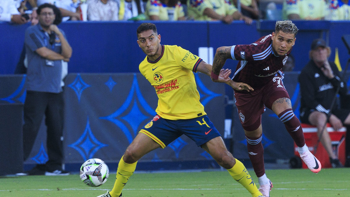 Себастьян Касерес (в центре).