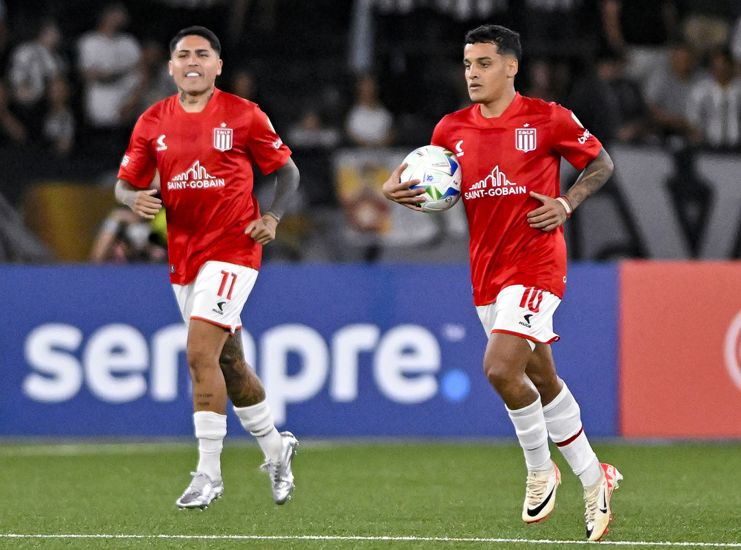 Тиаго Паласиос (справа).