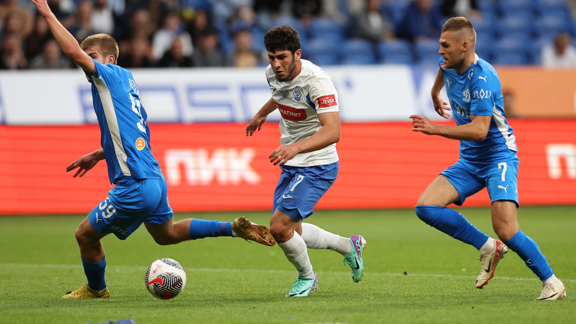 Абакар Гаджиев (в центре).