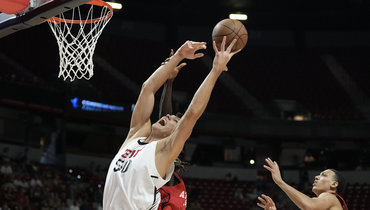 Владислав Голдин (в белом) в матче Летней лиги НБА.