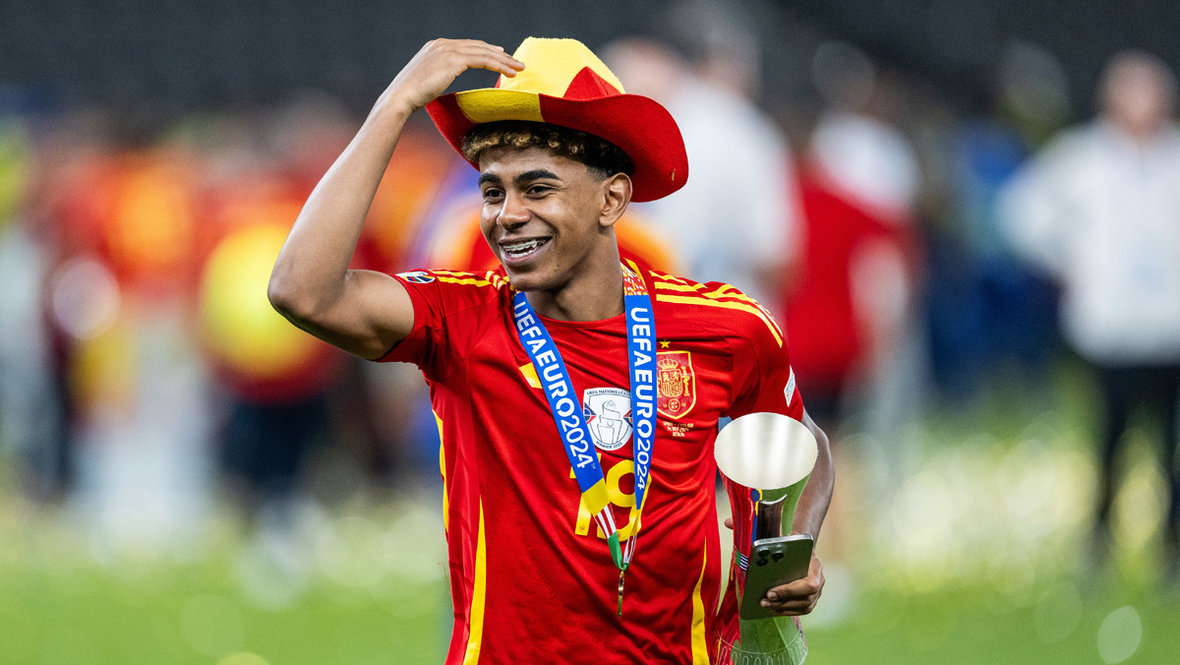 Нападающий сборной Испании Ламин Ямаль празднует победу команды на чемпионате Европы-2024