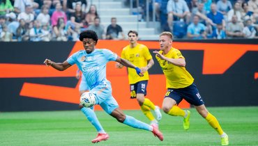 Нападающий «Зенита» Матео Кассьерра и защитник «Ростова» Дмитрий Чистяков.