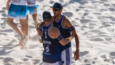 Волейболисты Илья Лешуков и Олег Стояновский