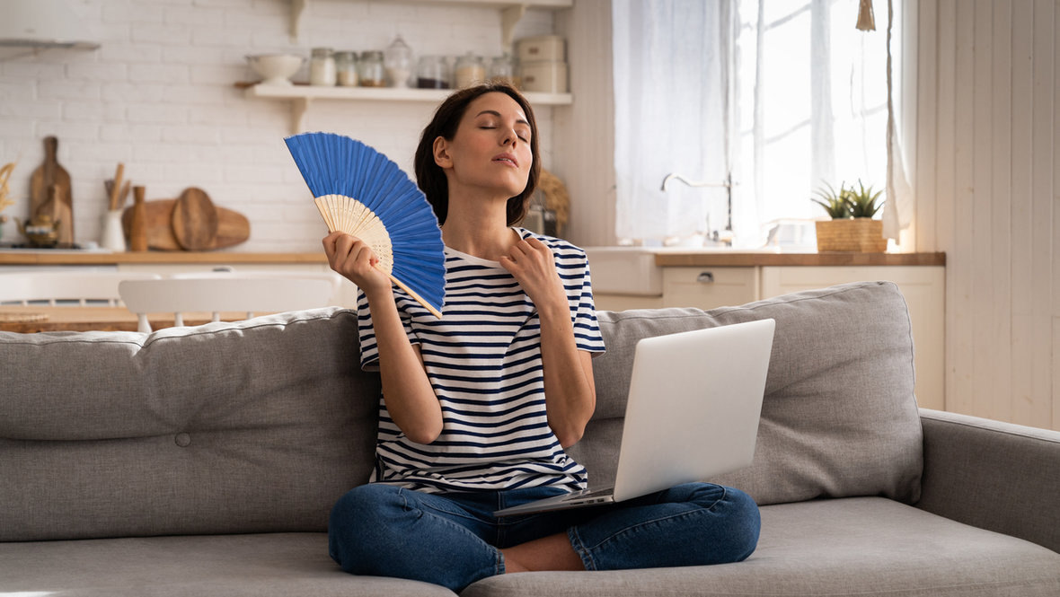 Девушка с веером сидит дома