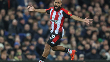 Форвард «Брентфорда» Мбемо перешел в «Манчестер Юнайтед»