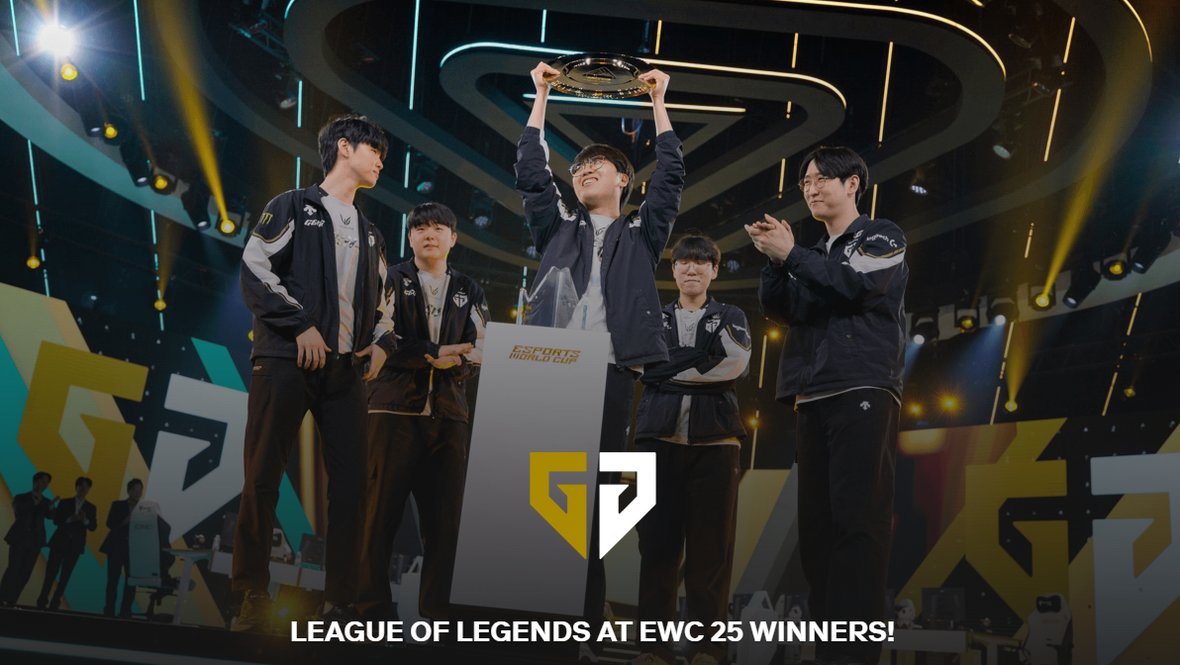 Gen.G поднимают трофей EWC.