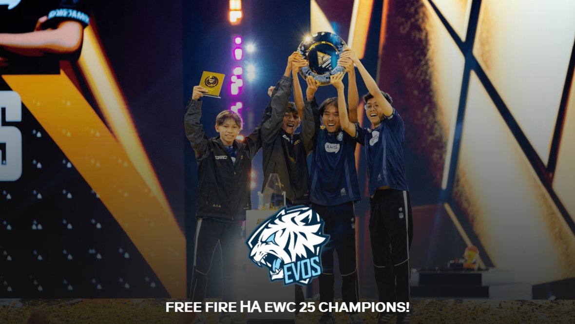 EVOS Divine поднимают трофей EWC.