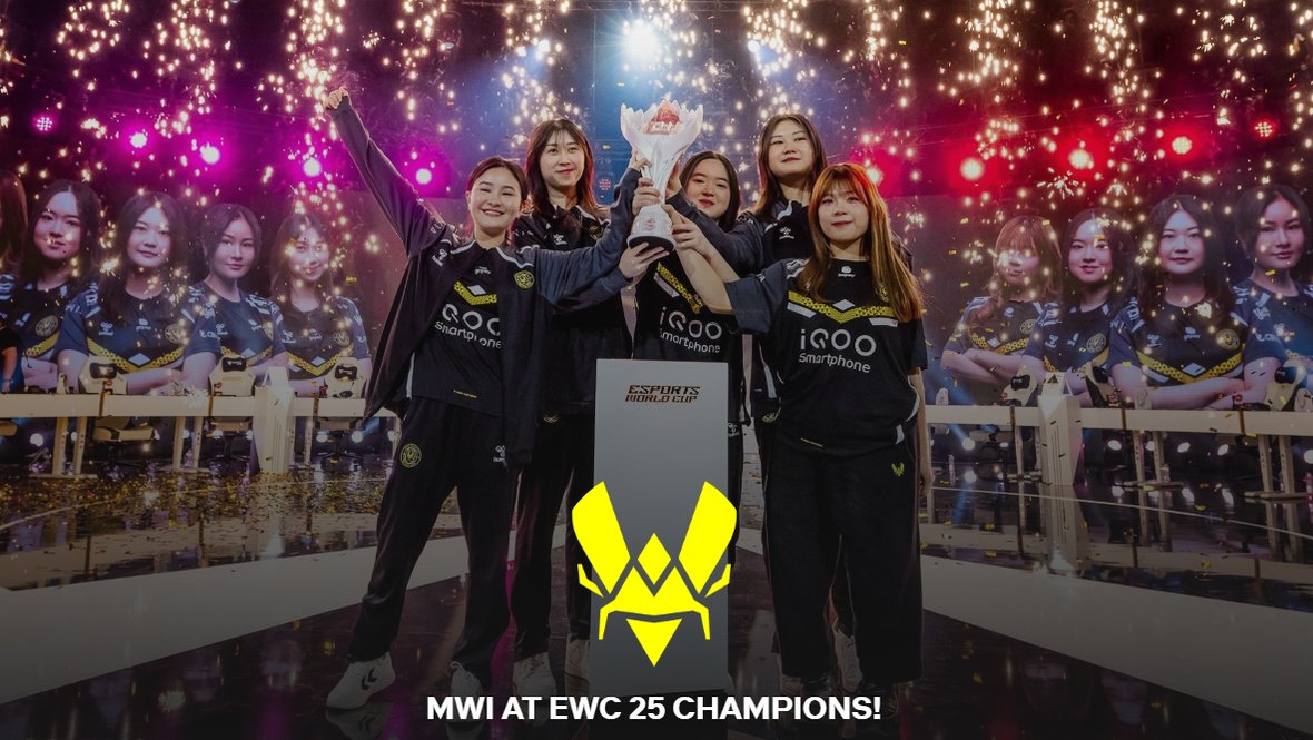 Team Vitality поднимают трофей EWC.