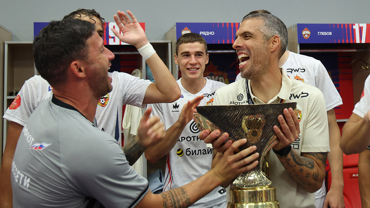 Главный тренер ЦСКА Фабио Челестини в раздевалке команды после победы в Суперкубке России.