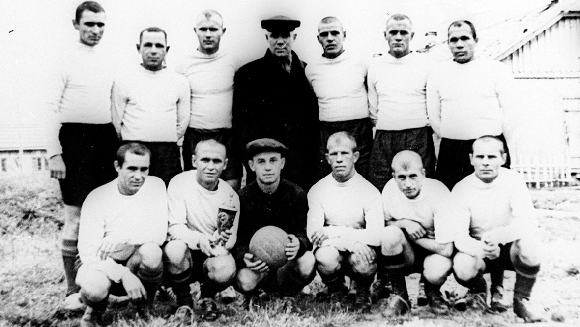 Эдуард Стрельцов (третий слева вверху) в тюремной футбольной команде.