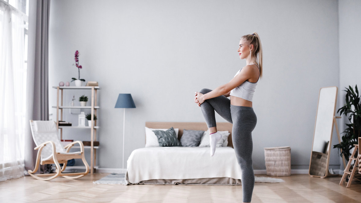 Девушка тренируется дома