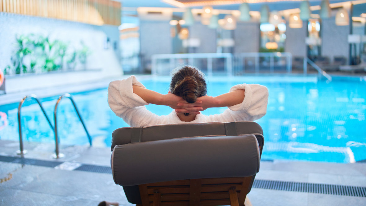 Девушка отдыхает в санатории