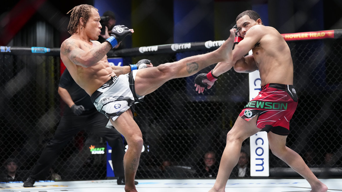 Маркус Макги (слева) в бою с Джорни Ньюсоном.