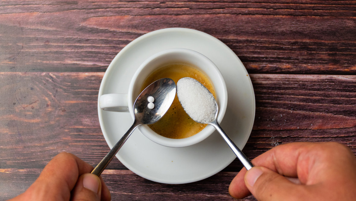 Чайная ложка сахара и чашка