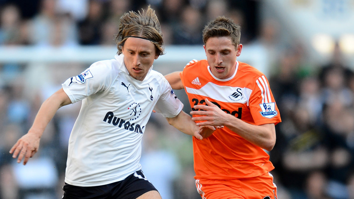 Лука Модрич и Джо Аллен. Футболисты Лука Модрич и Джо Аллен в матче «Тоттенхэм» — «Суонси». 1 апреля 2012 года