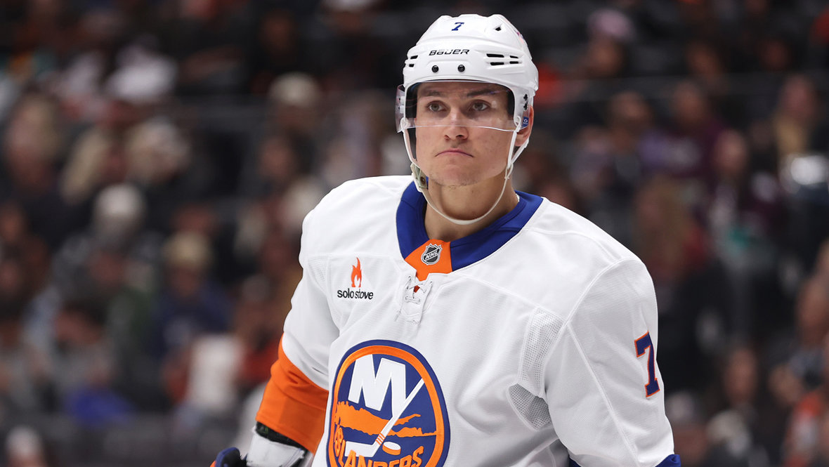 Форвард «Айлендерс» Максим Цыплаков