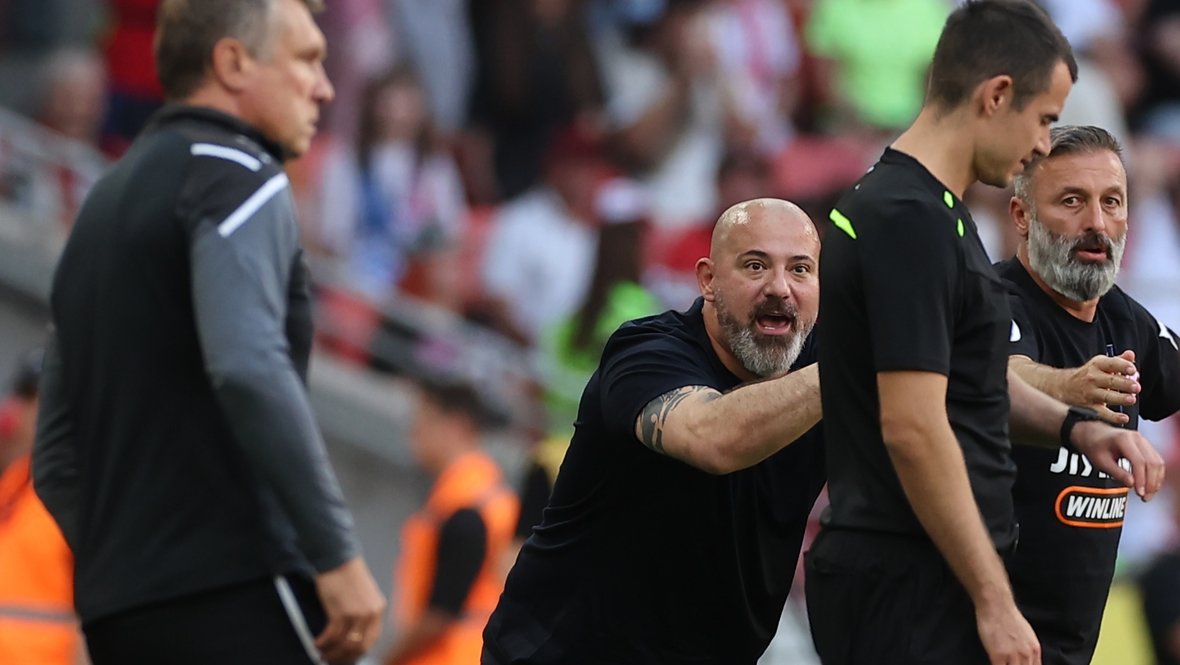 Главный тренер «Спартака» Деян Станкович спорит с судьями в матче против «Балтики» (0:3) 26 июля.