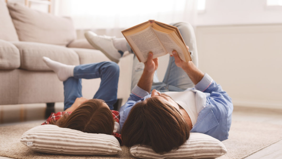 Девушка читает