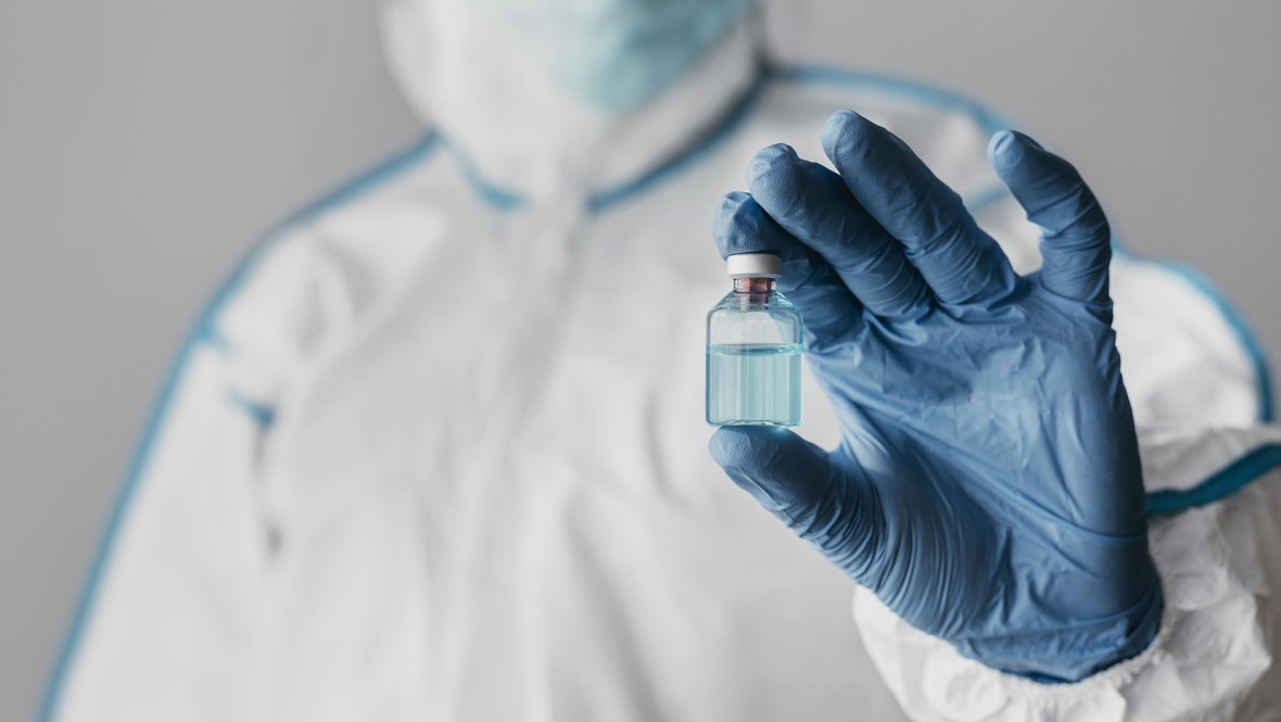 Вакцина в руках медика