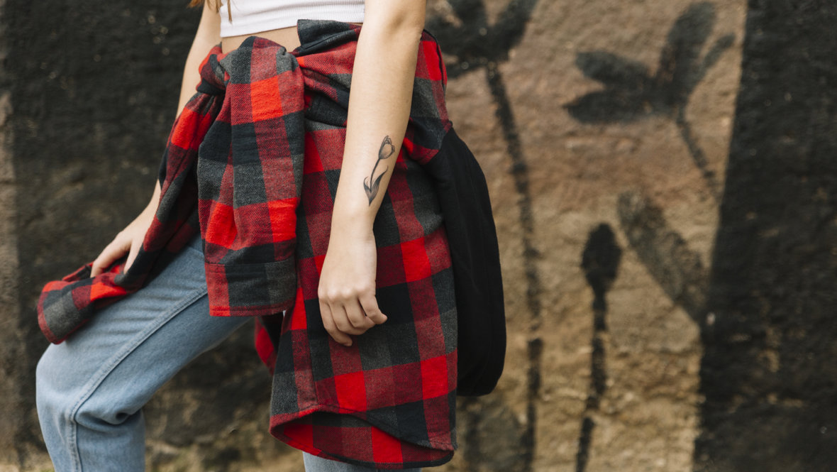 Рубашка в клетке на бедрах