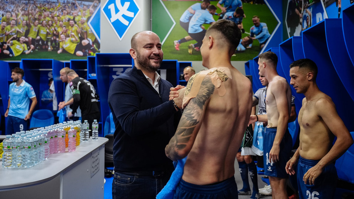 Вячеслав Федорищев в раздевалке «Крыльев Советов». Губернатор Самарской области Вячеслав Федорищев в раздевалке «Крыльев Советов».