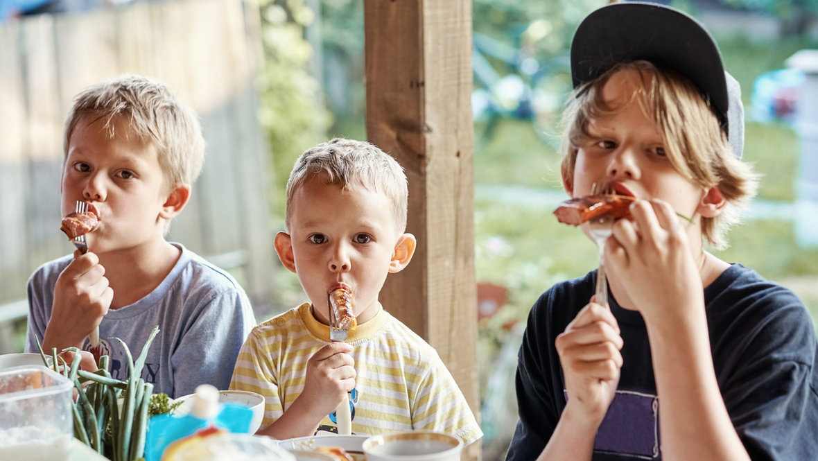 Дети едят шашлык