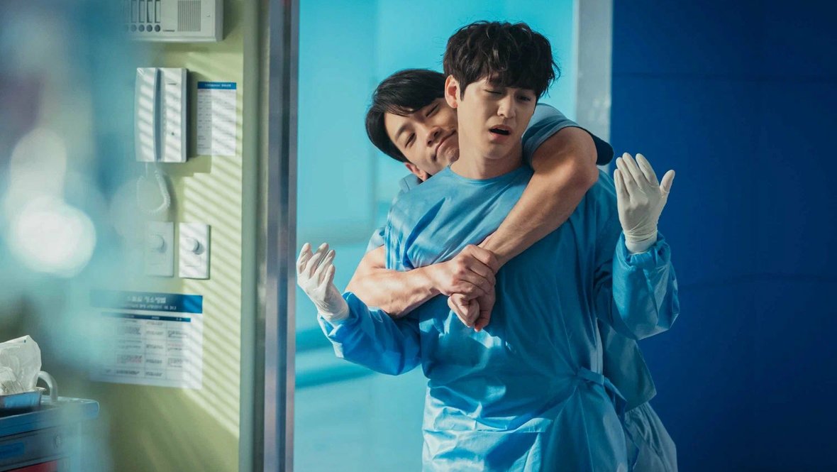 Кадр из дорамы «Призрачный доктор», реж. Пу Сон-чхоль, tvN, TVING, iQIYI