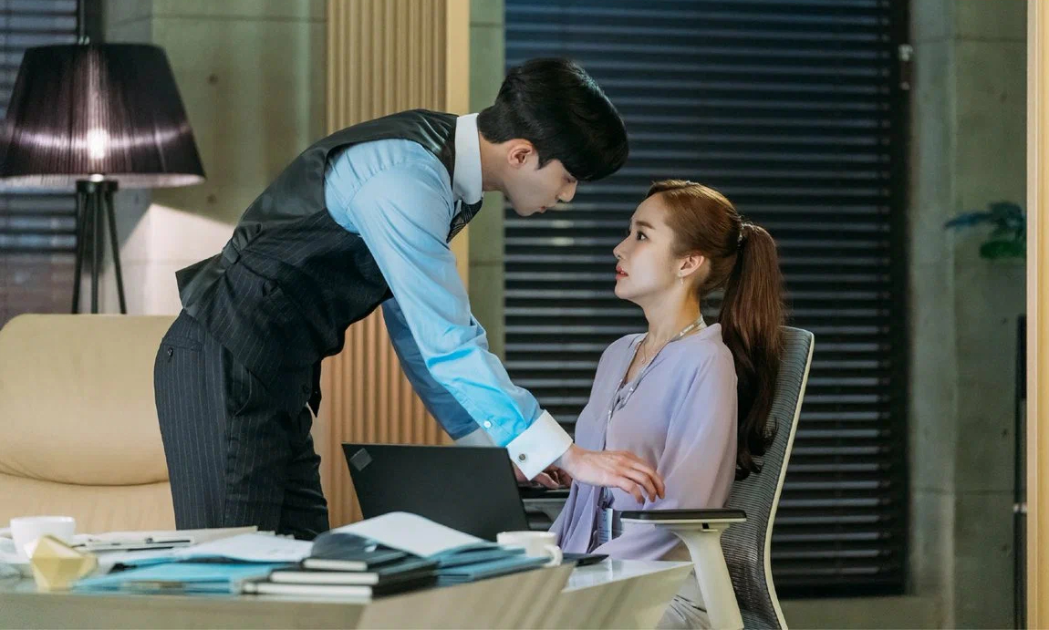 Кадр из дорамы «Что случилось с секретарем Ким?», реж. Пак Чун-хва, Чхве Джи-ен, tvN