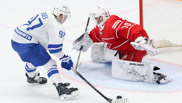 Нападающий «Динамо» Никита Гусев исполняет буллит в матче со «Спартаком».