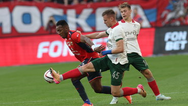 Мойзес против Александра Сильянова в матче ЦСКА — «Локомотив» (2:1).