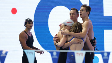 Российские пловцы Мирон Лифинцев, Кирилл Пригода, Дарья Клепикова и Дарья Трофимова после победы в смешанной эстафете на ЧМ-2025.