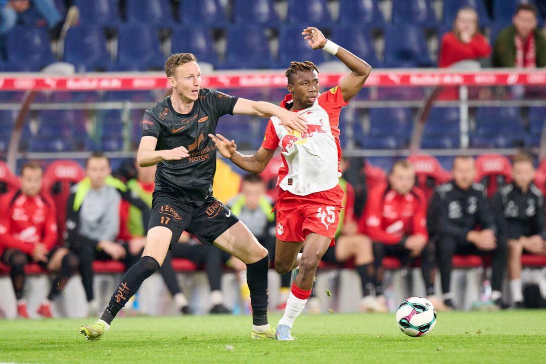 Нападающий «Зальцбурга» Доргелес Нене (справа) и футболист «Бранна» Йоахим Сольтведт.