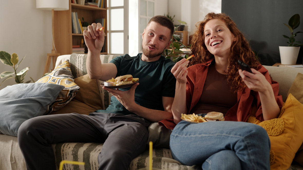 Пара дома ест