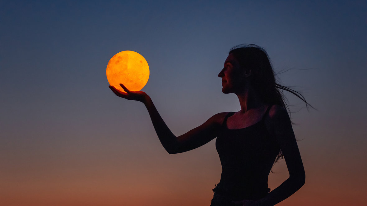 Девушка на фоне луны