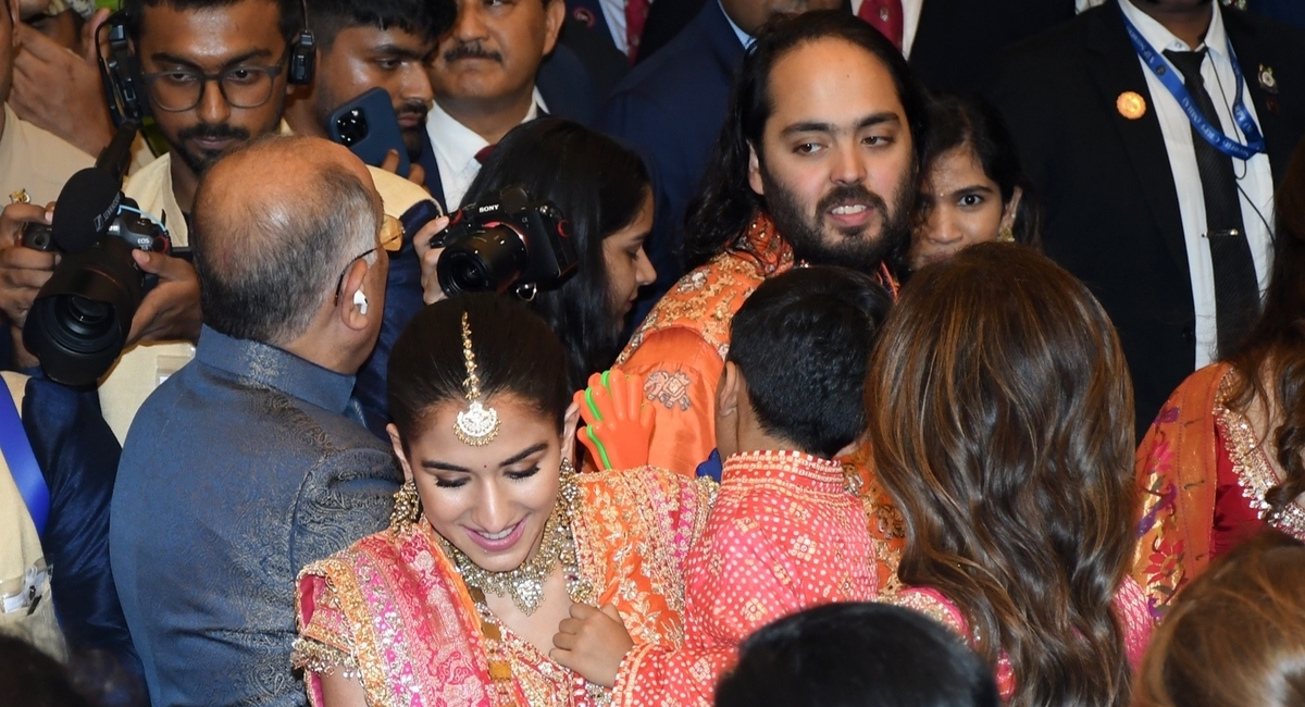 Анант Амбани и Радхике Мерчант (в центре). топ-5 самых дорогих свадеб в мире