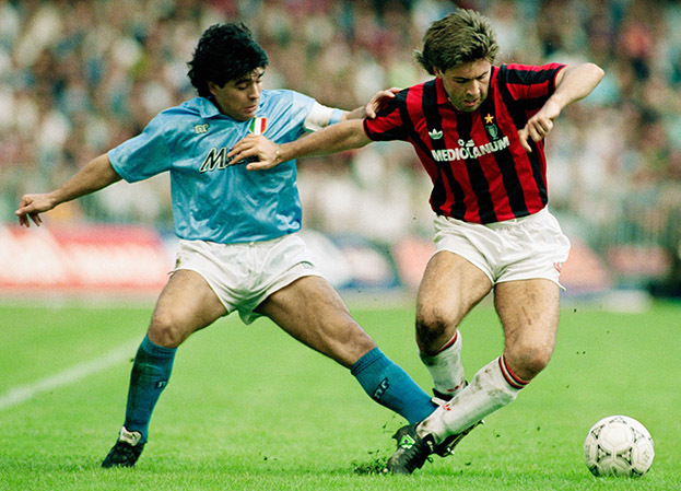 Карло Анчелотти (справа) против Диего Марадоны. 1990 год.