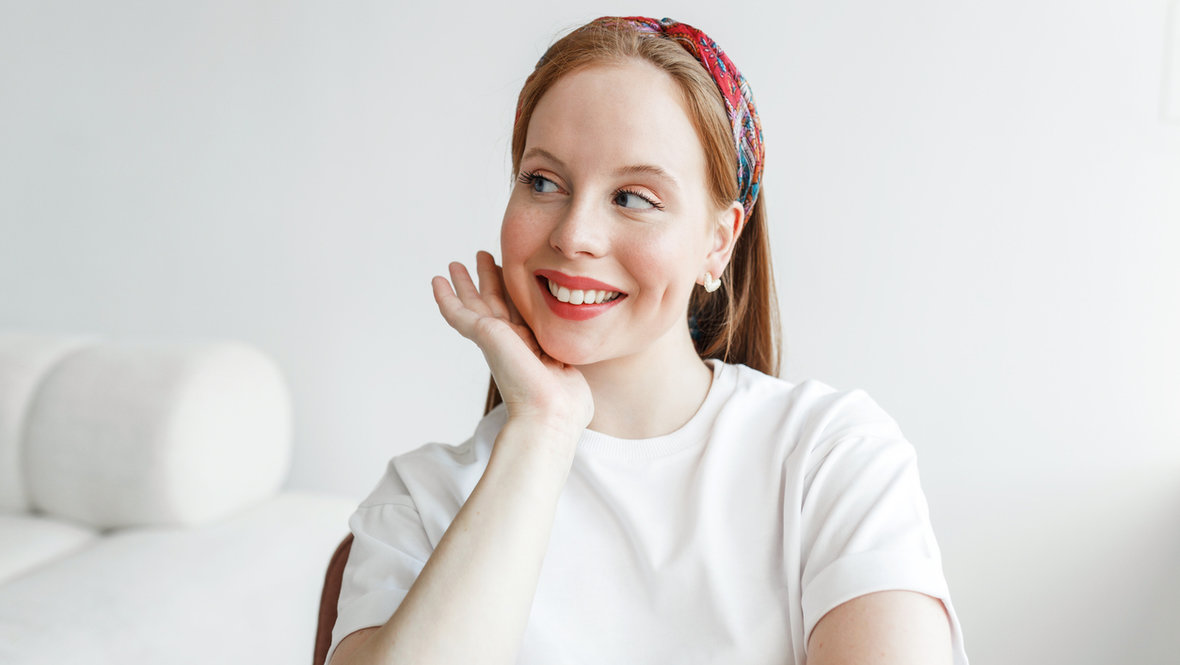 Девушка в ободке