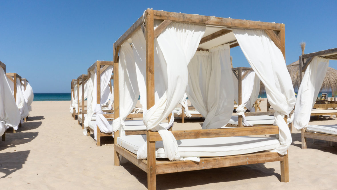 Лежаки на песке