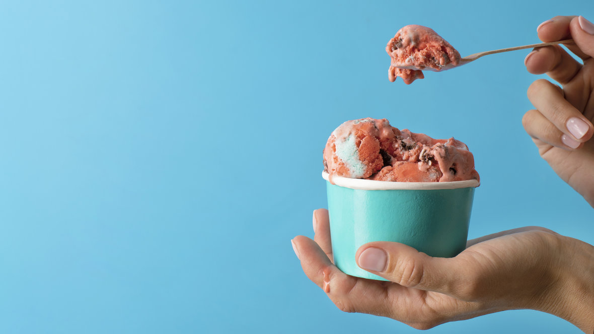 Мороженое на голубом фоне